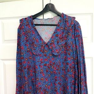 Cute floral top with Peter Pan collar. Perfect for spring weather.